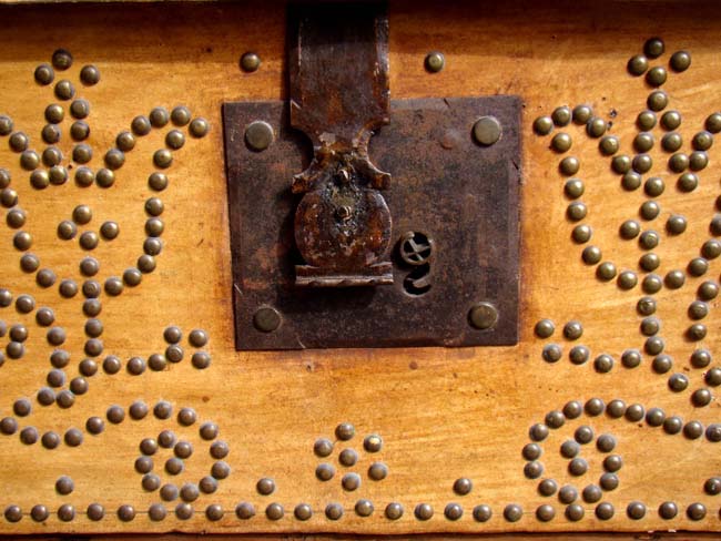 A fine and rare leather covered trunk with tulip motif decoration, probably Dutch circa 1750 — image 4